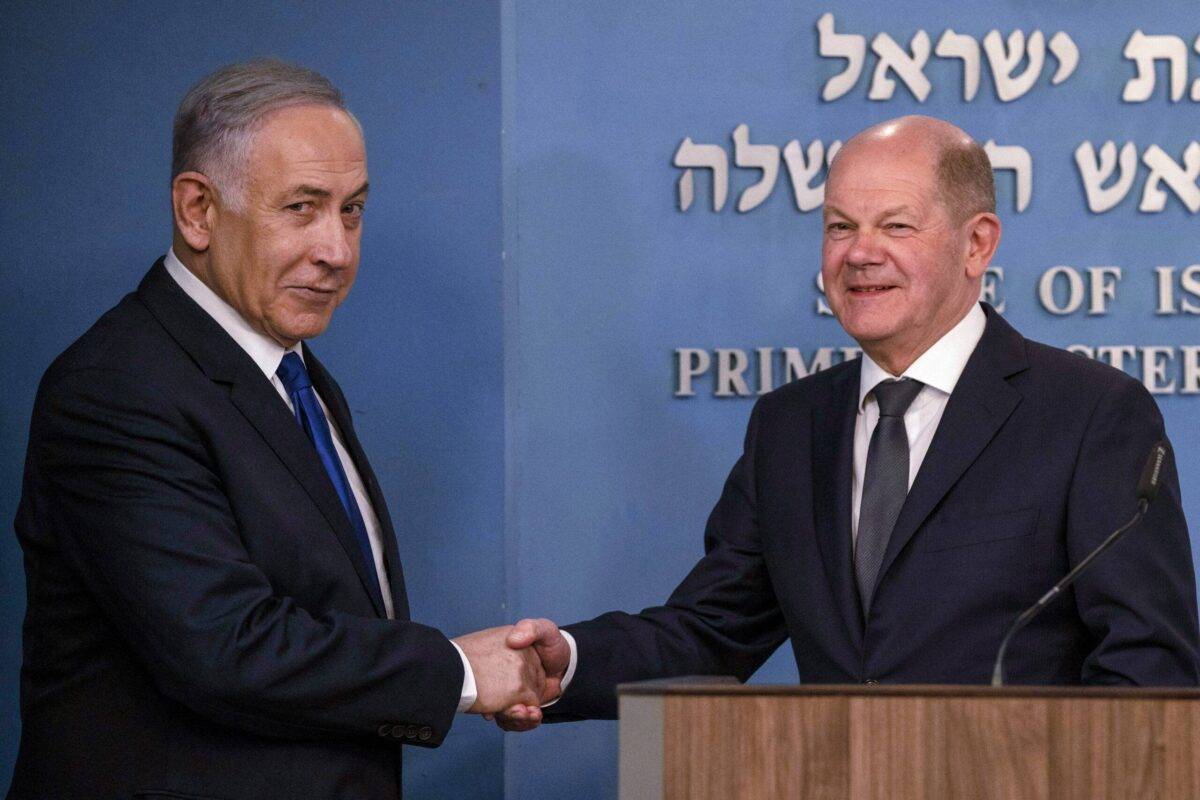 Israeli Prime Minister Benjamin Netanyahu (L), and the German Chancellor Olaf Scholz shake hands after a joint press conference following their meeting in Jerusalem [LEO CORREA/POOL/AFP via Getty Images]