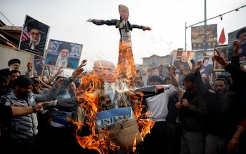Shi'ite Muslims burn effigies representing Trump and Netanyahu