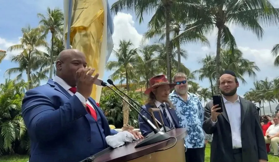 A screenshot from the unveiling ceremony of the statue in Florida. Rabbi Yaakov Flitchkin can be seen on the right.